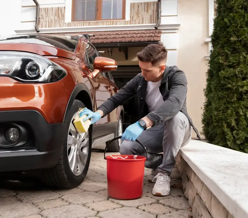 Lavage auto à domicile Mauroux : professionnel intervenant sur un véhicule